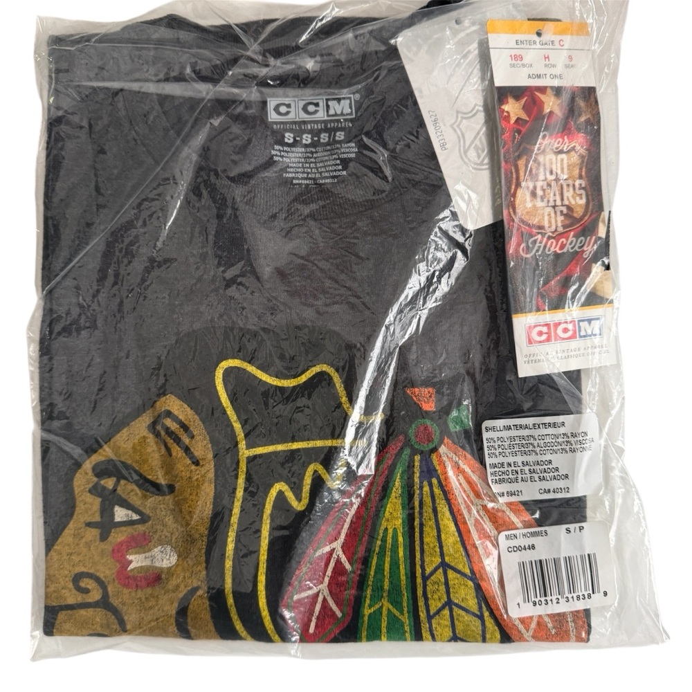 CCM Chicago Blackhawks Hockey T Shirt Black Distressed Look Size Small NWT
